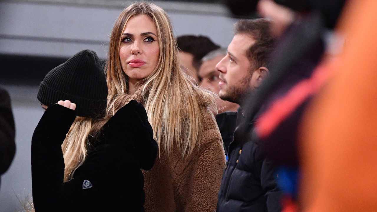 Ilary Blasi tagga Totti davanti al negozio di Rolex.