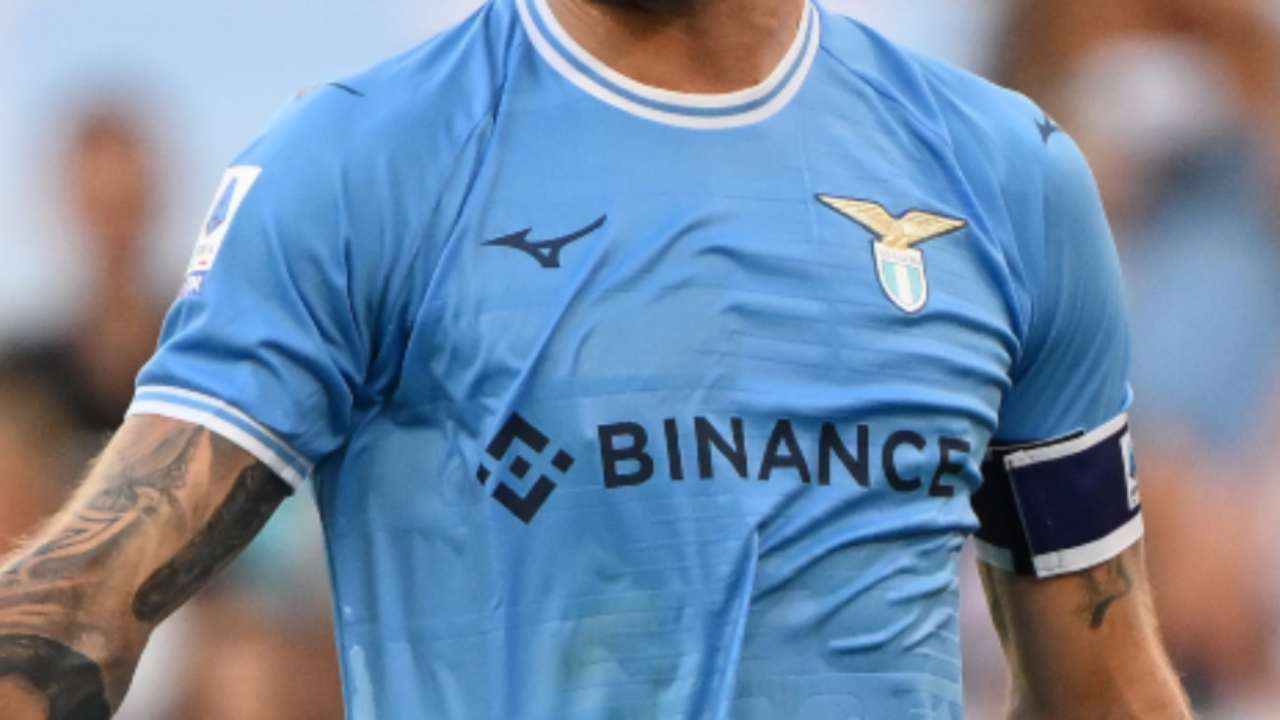 Mizuno a lavoro per la maglia che la Lazio indosserà nella stagione 2023-2024, quella in cui cadrà il cinquantenario dello scudetto del 1974.