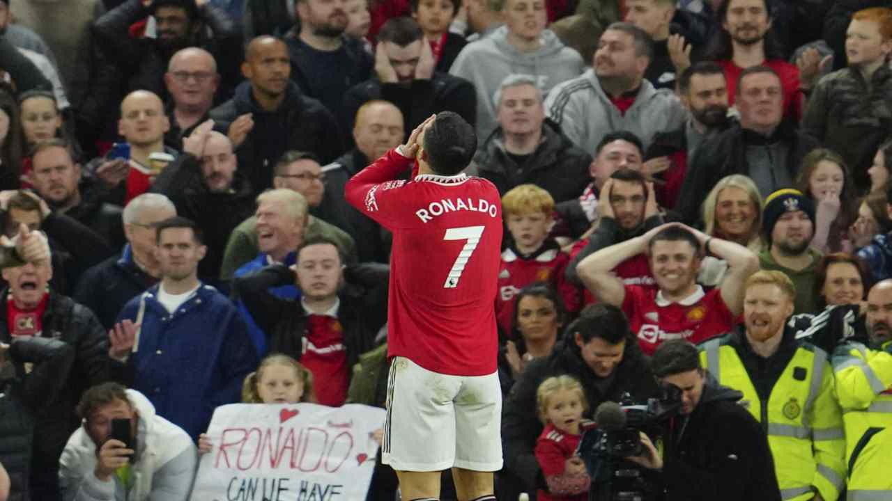 Cristiano Ronaldo con le mani sul volto