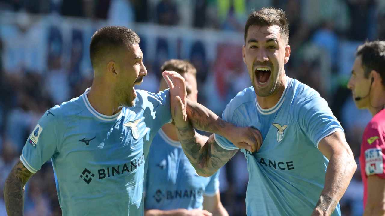 Lazio, Romagnoli e l'abbraccio con la Nord: "Ho fatto sognare..."