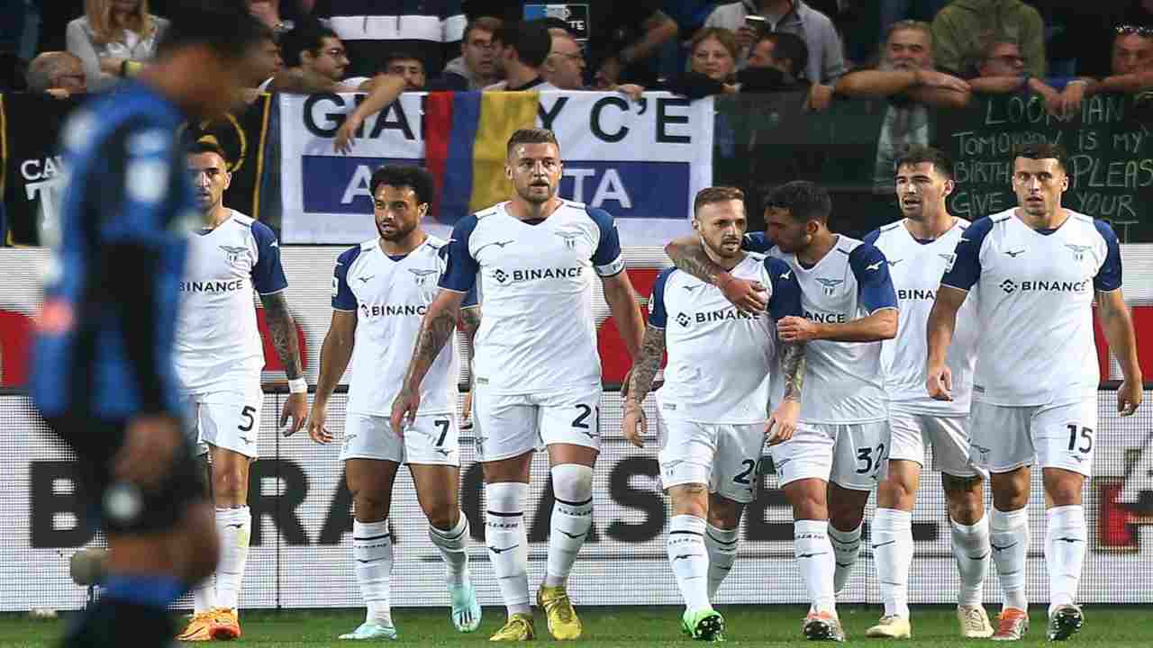 La Lazio festeggia dopo il goal a Bergamo