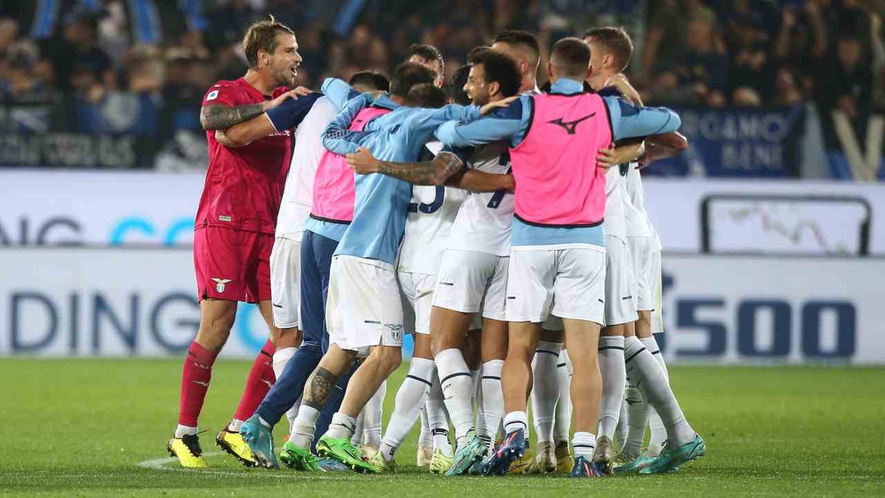 I calciatori della Lazio festeggiano tutti insieme dopo la vittoria di Bergamo