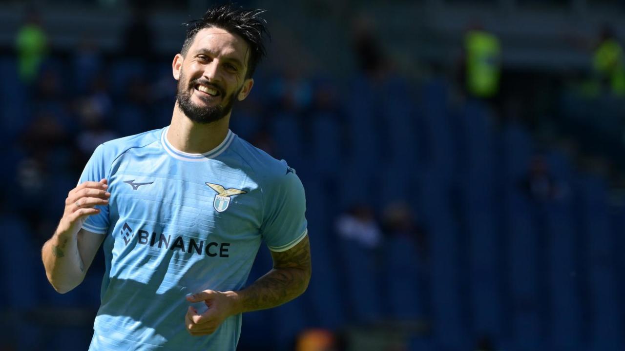 Luis Alberto sorride in campo