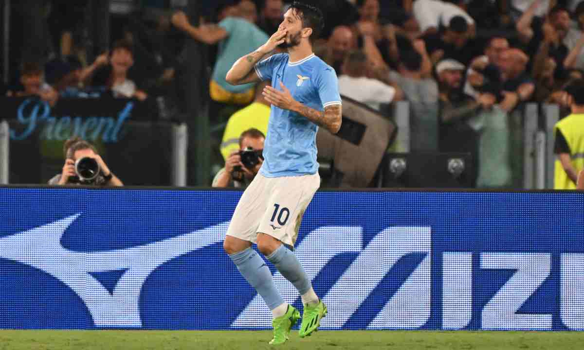 Luis Alberto segna e manda un bacio alla moglie in tribuna