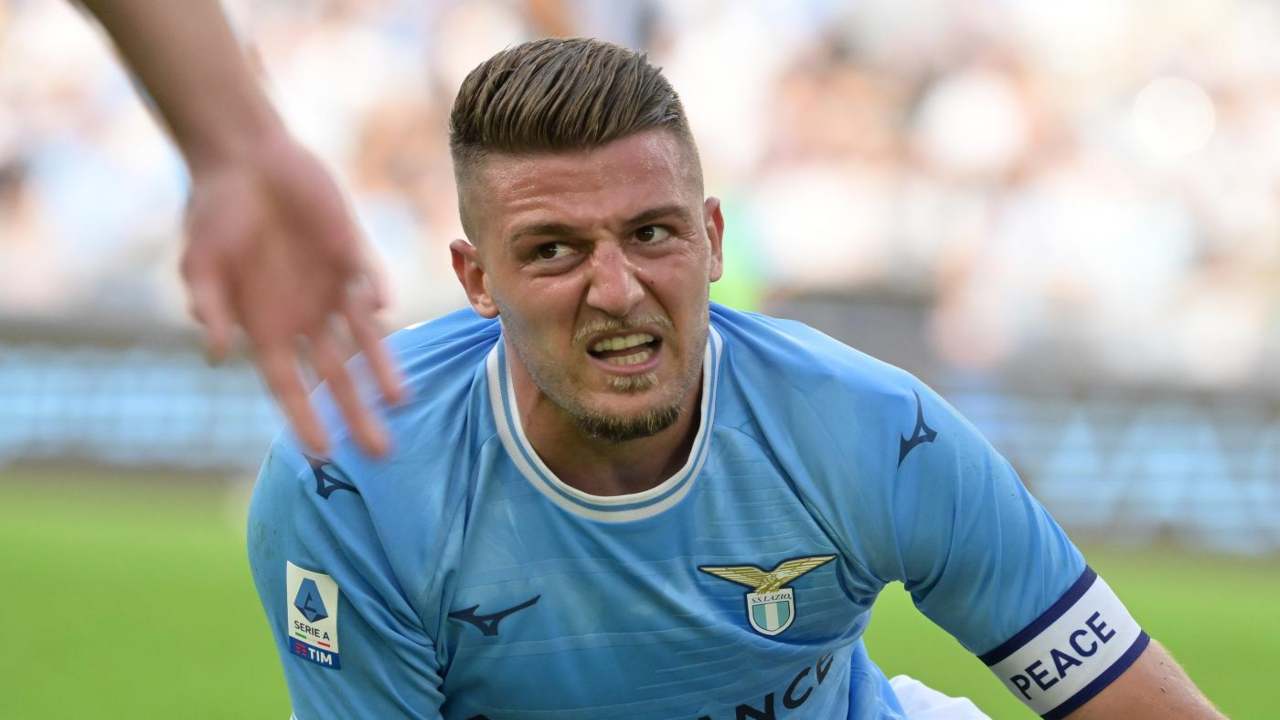 Milinkovic-Savic contrariato dopo un fallo