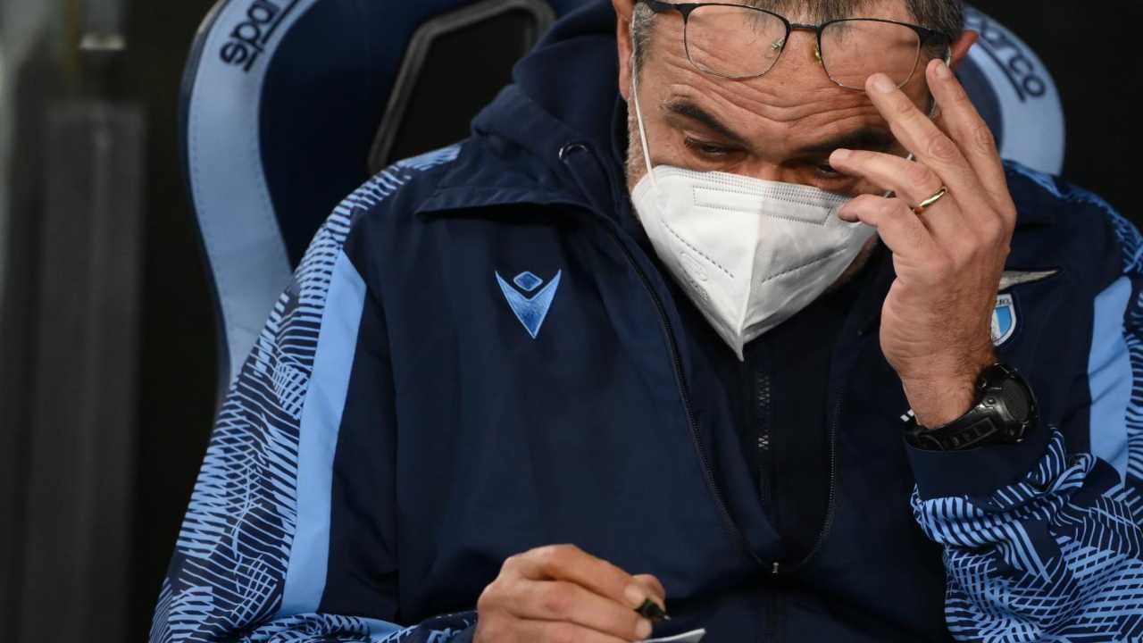 Maurizio Sarri allenatore della Lazio prende appunti
