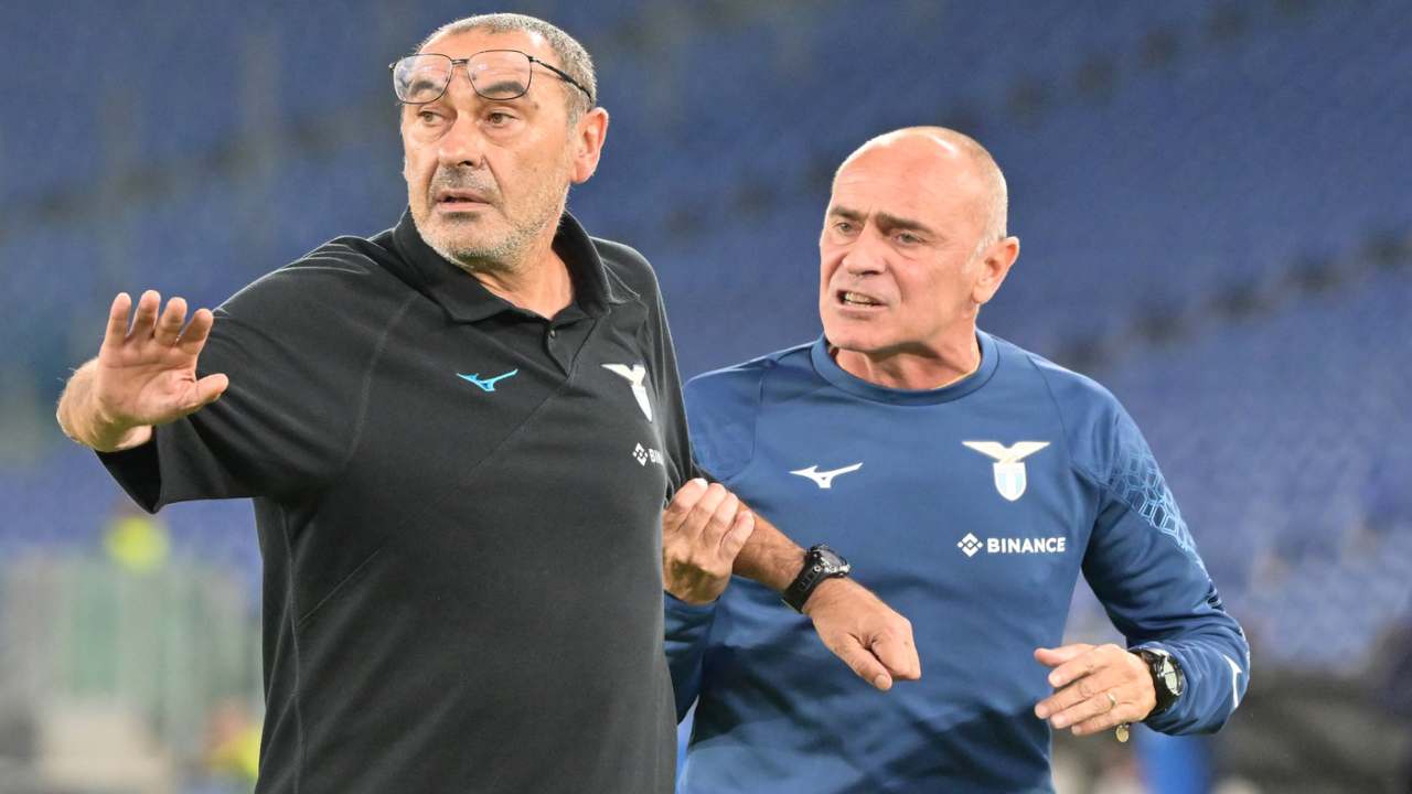 Maurizio Sarri contenuto dal suo vice Martuscello