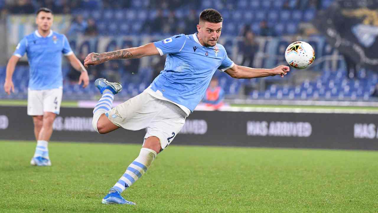 Sergej Milinkovic-Savic calcia al volo il pallone