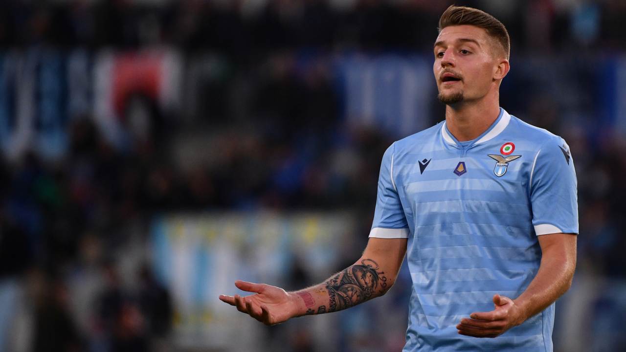 Sergel Milinkovic-Savic, in mezzo al campo durnte una partita con la Lazio