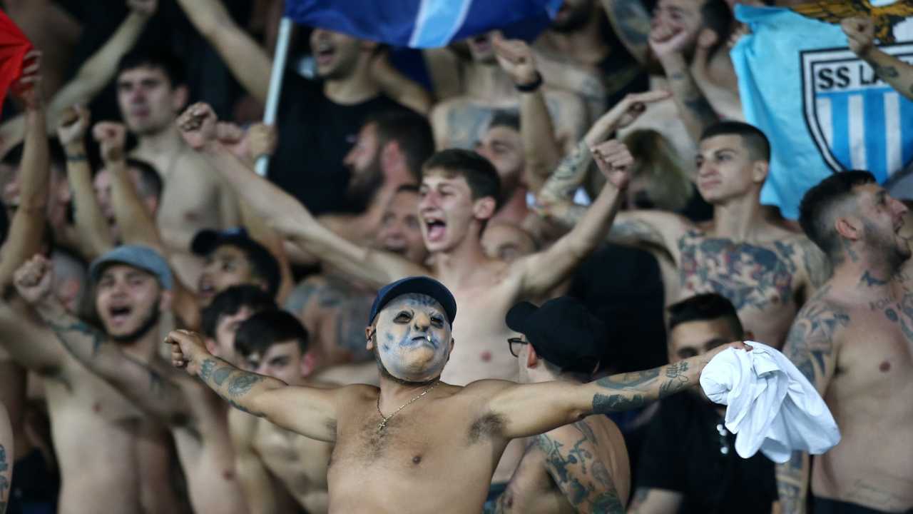 Tifosi della LAzio nel settore ospiti a Bergamo