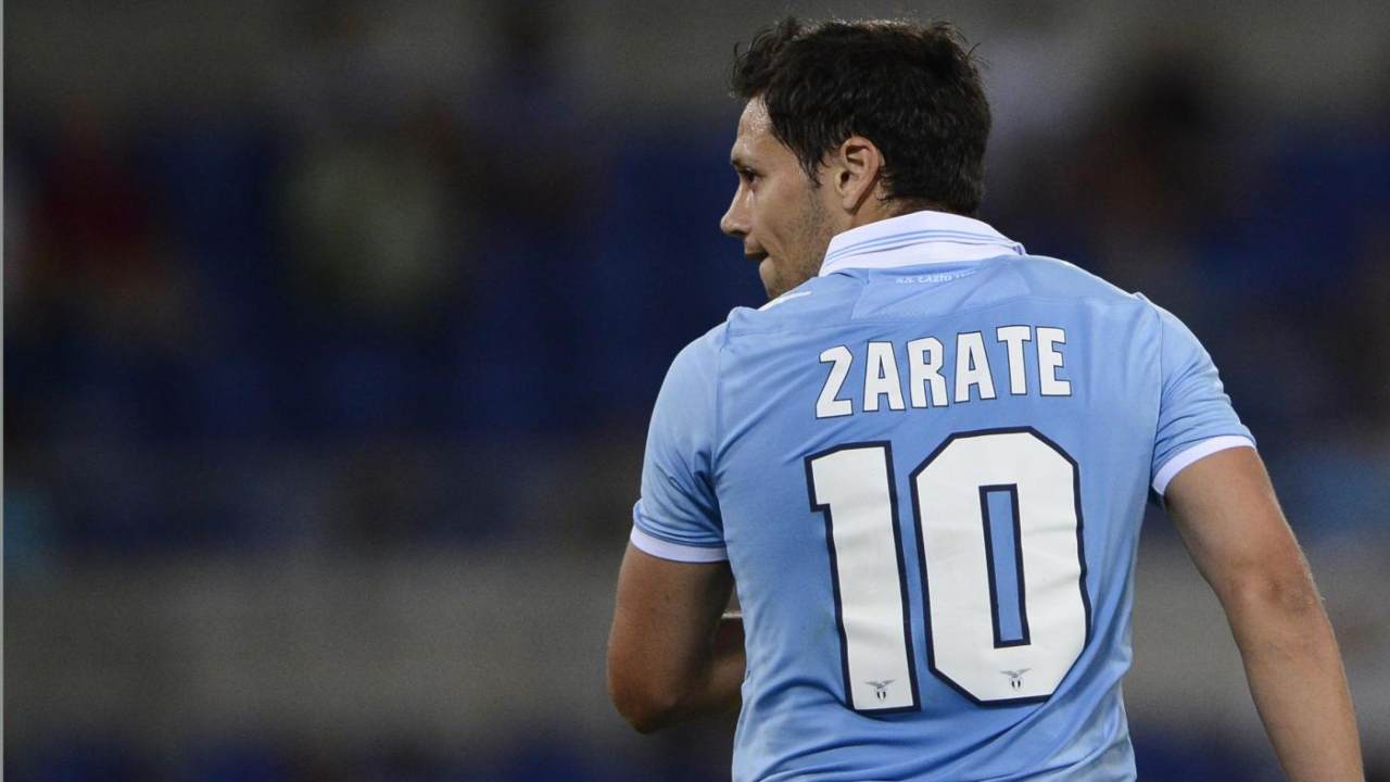 Mauro Zarate con la maglia numero dieci della Lazio