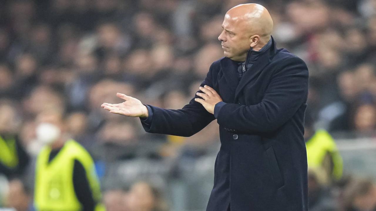 Arne Slot, l'allenatore del Feyenoord dà indicazioni dalla panchina