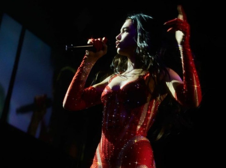 Dua Lipa spiega perché non si esibirà alla cerimonia inaugurale di Qatar 2022.