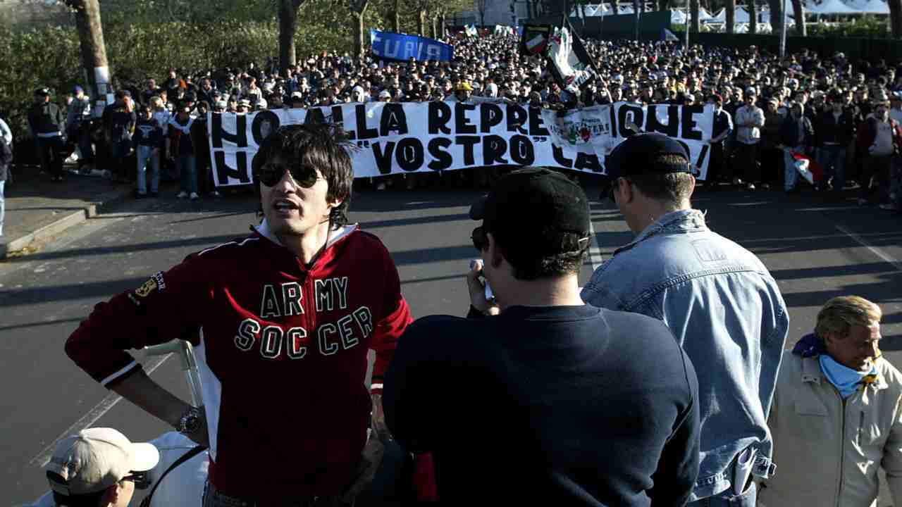 Fabrizio Piscitelli in testa al corteo degli Ultras nel 2003