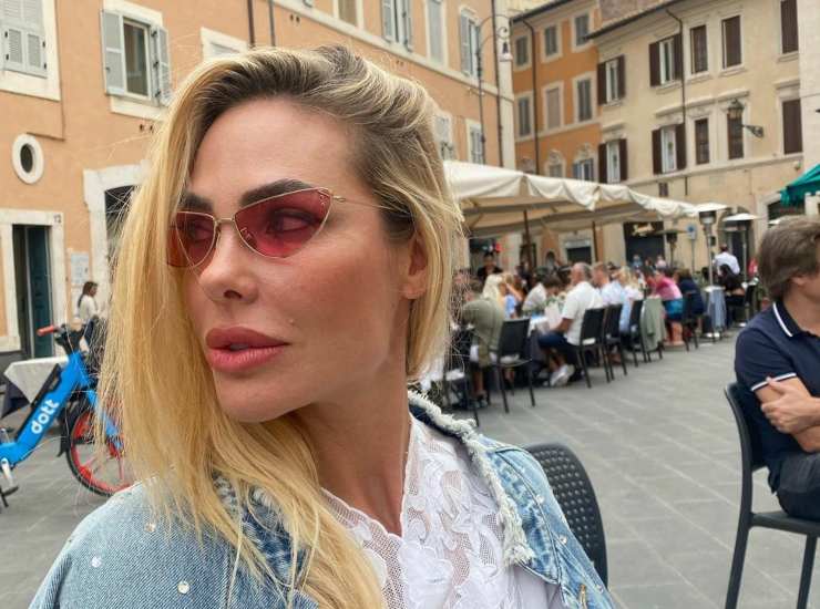 Ilary Blasi avvistata a cena con un altro uomo.