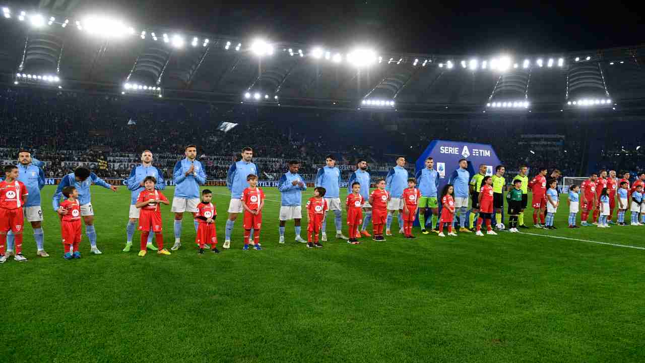 Manuel Lazzari costretto al cambio durante Lazio-Monza