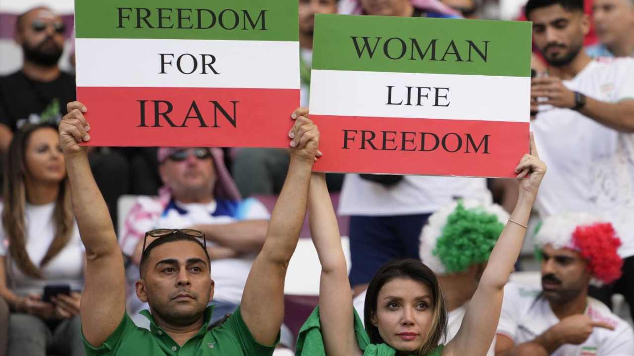 La protesta dei tifosi dell'Iran a Qatar 2022
