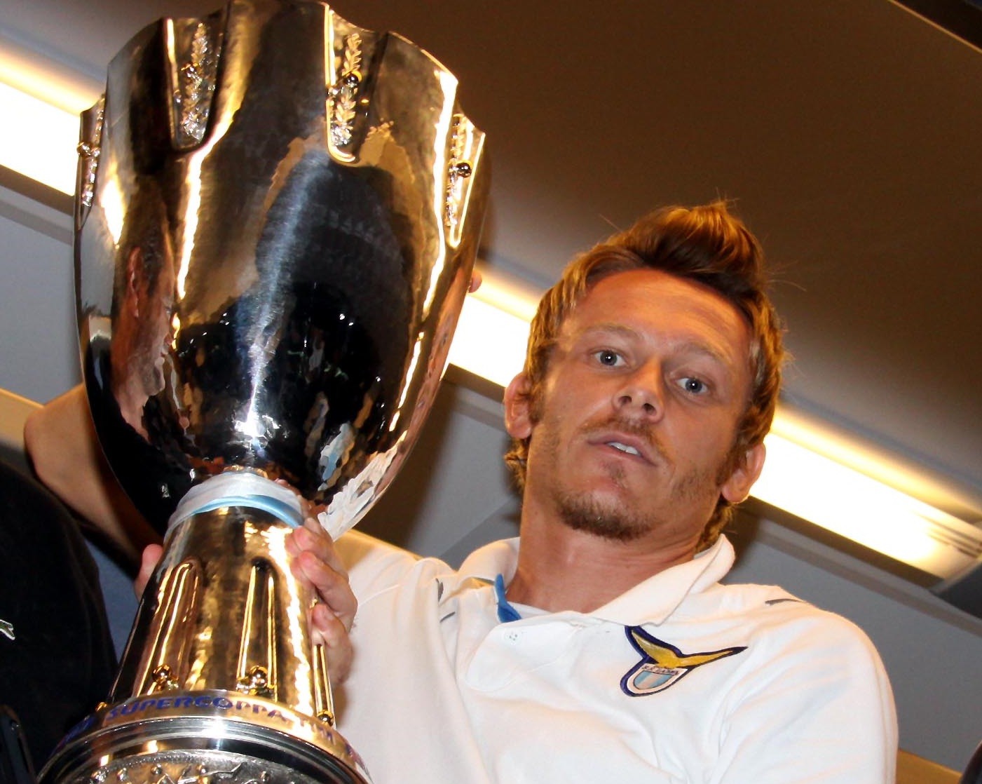Baronio mostra orgoglioso il trofeo vinto a Pechino nella Supercoppa con l'Inter. 