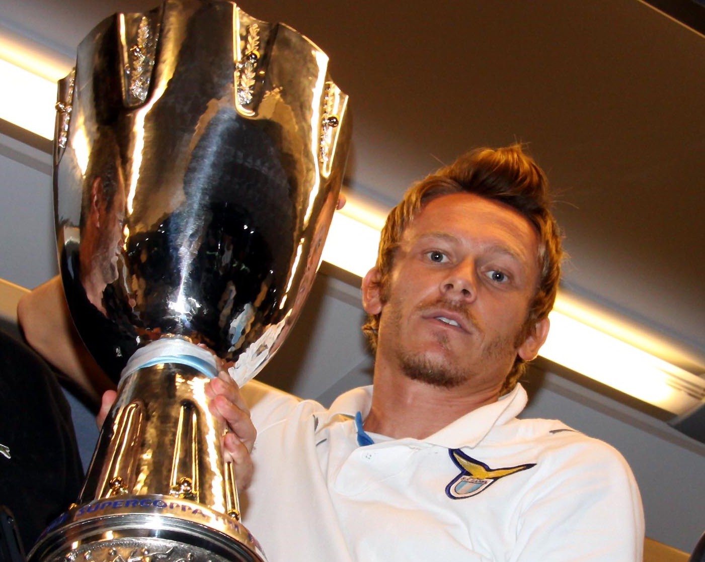 Baronio mostra orgoglioso il trofeo vinto a Pechino nella Supercoppa con l'Inter.