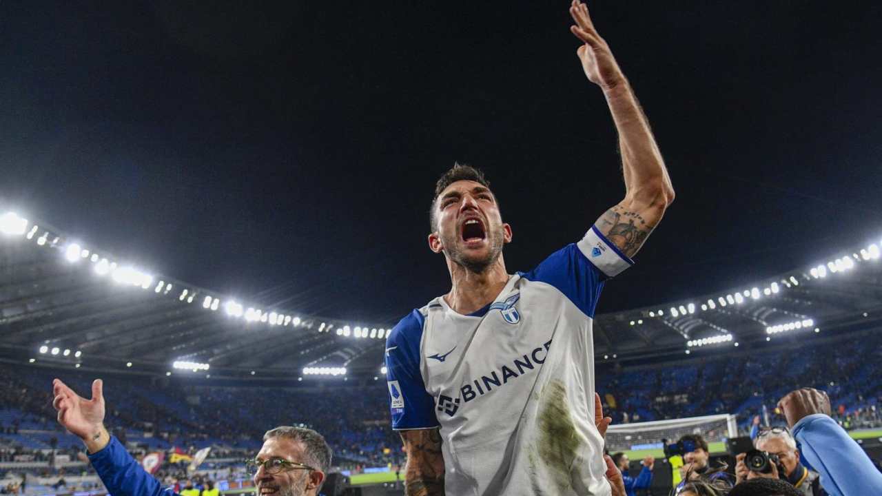 Danilo Cataldi festeggia sotto la Curva Nord dopo la vittoria nel derby