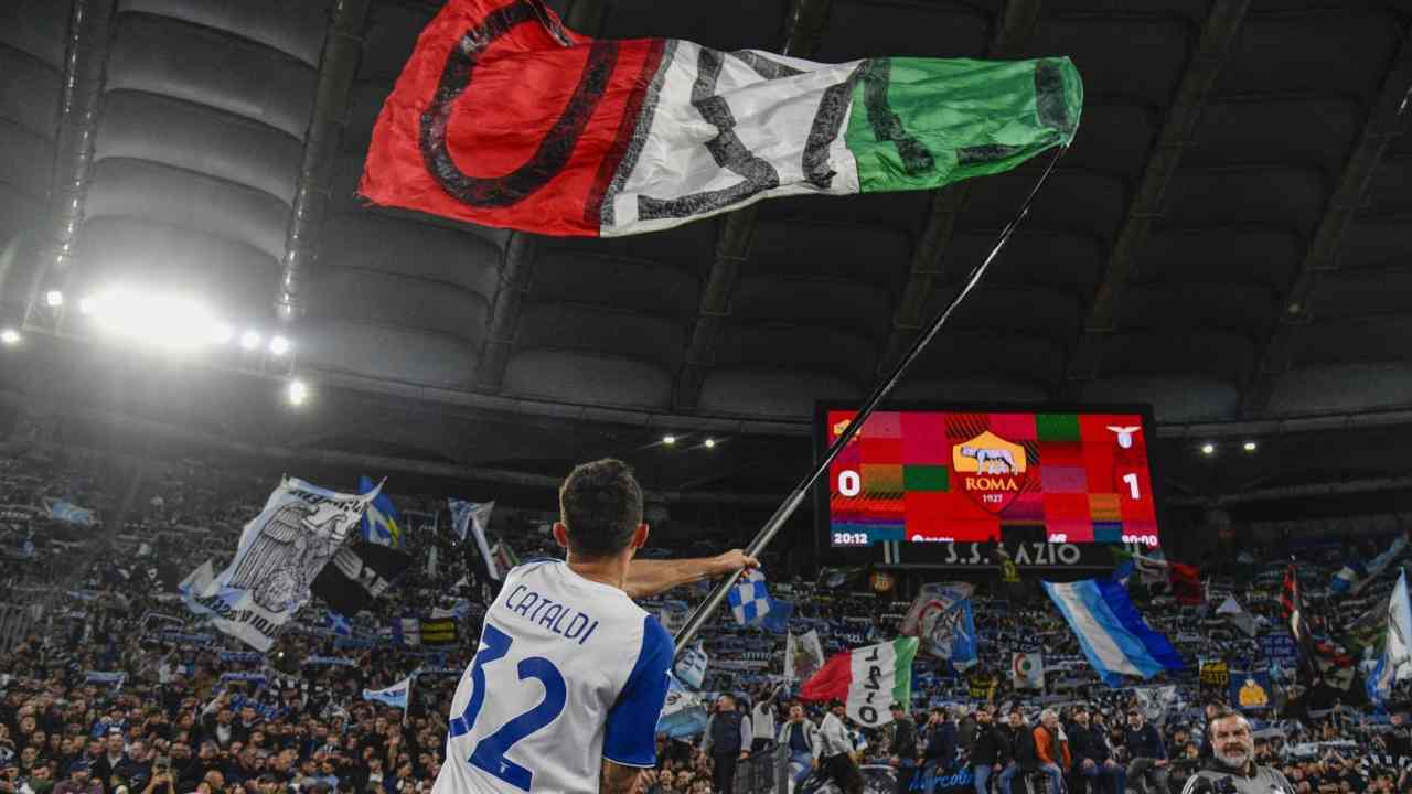 Danilo Cataldi sventola una bandiera della LAzio sotto la Curva Nord