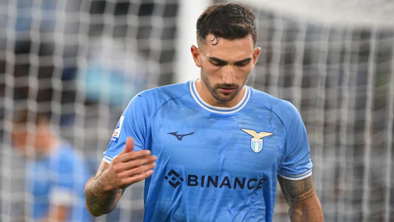 Danilo Cataldi in campo con la maglia della Lazio