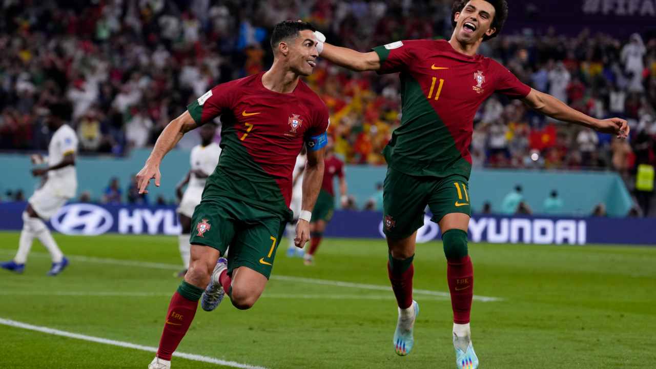 Cristiano Ronaldo festeggia un goal con Joao Felix