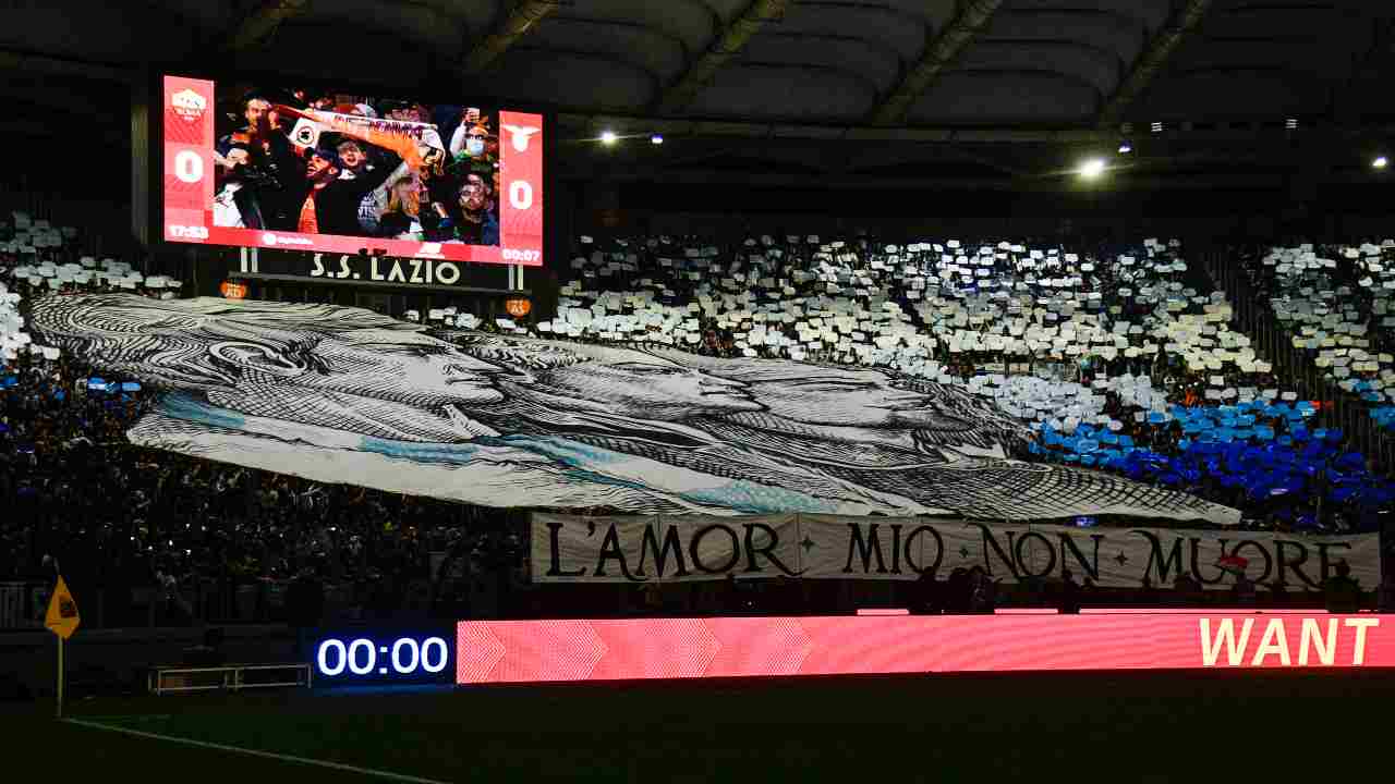 Lo spettacolo della Curva Nord prima del fischio di inizio.