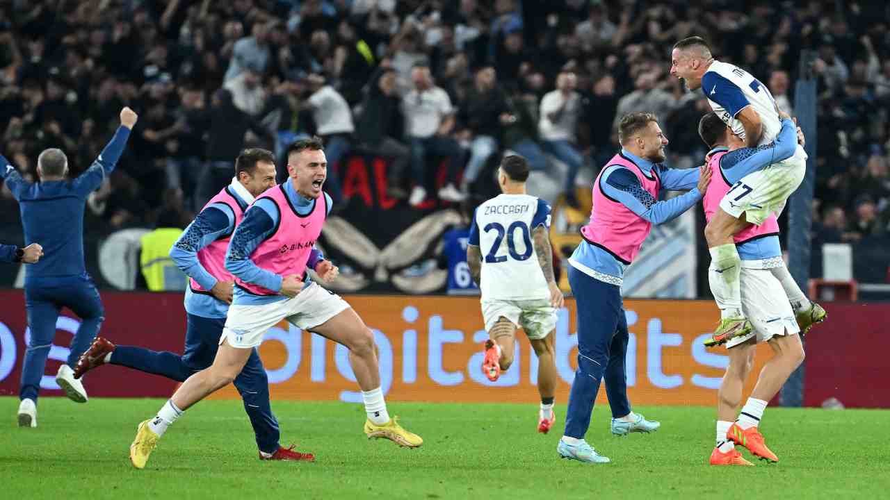 Immobile in festa con i compagni per il derby vinto.