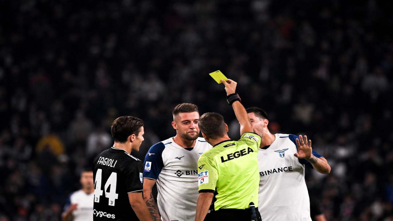 Il momento del giallo a Milinkovic.