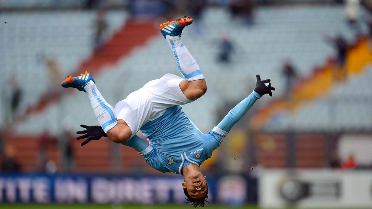 Hernanes e la sua capriola dopo un goal con la Lazio