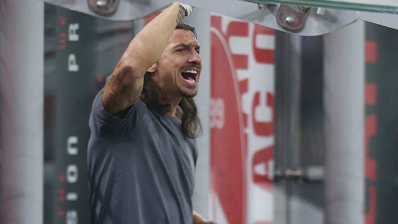 Ibrahimovic arrabbiato in tribuna a Milano