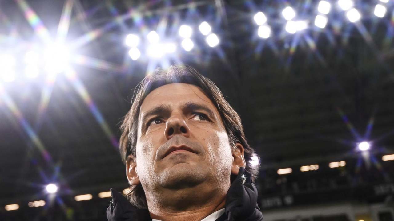 Simone Inzaghi perplesso in panchina