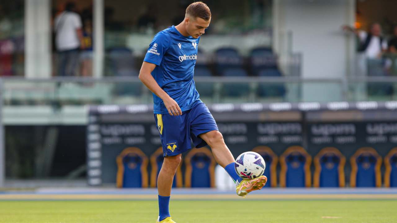 Ivan Ilic durante un riscaldamento pre-partita