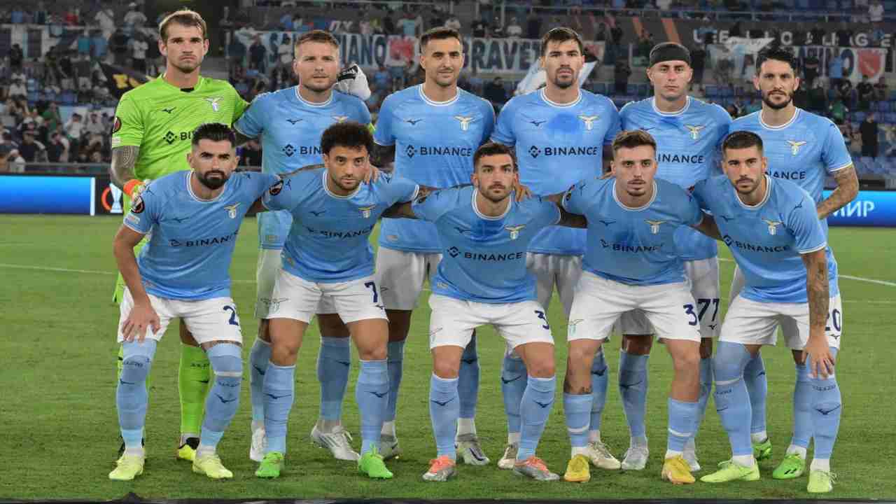 L'unici della Lazio in posa del calcio d'inizio
