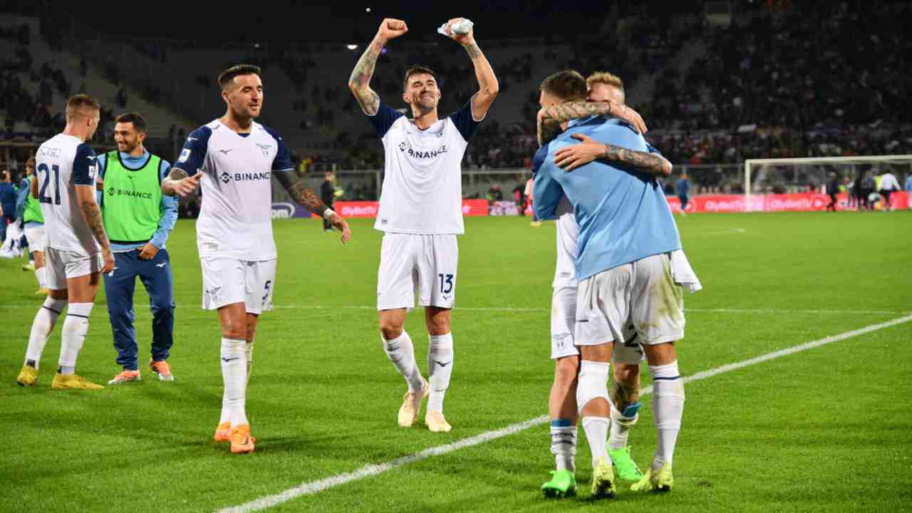 I calciatori della Lazio festeggiano a fine partita