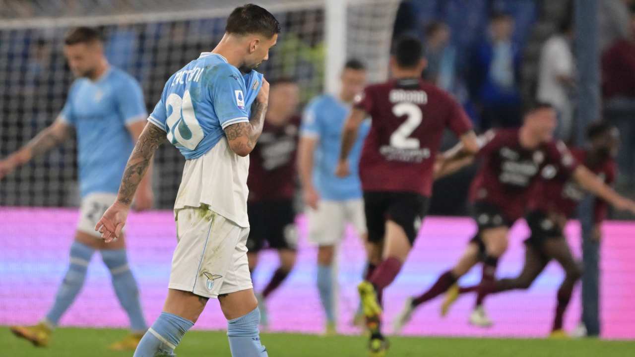 La delusione dei calciatori della Lazio dopo il goal della Salernitana