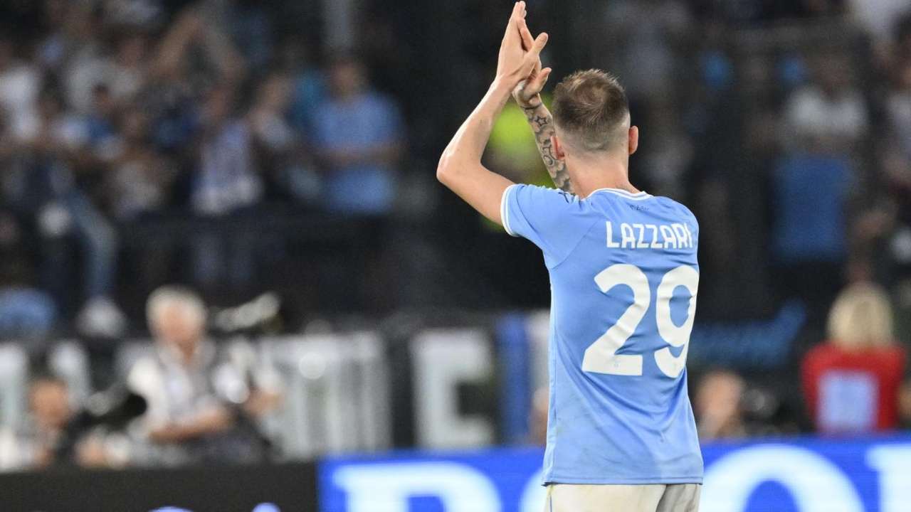 Manuel Lazzari e l'applauso ai tifosi della Lazio