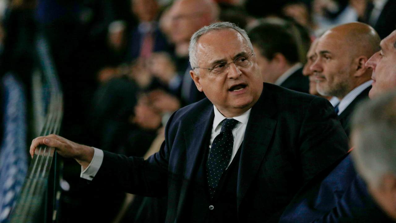 Claudio Lotito allo stadio visibilmente contrariato