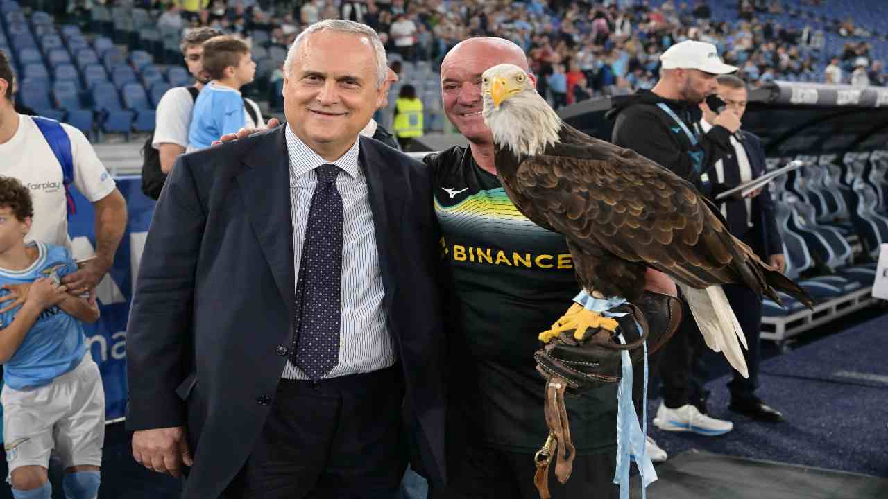 Lotito e l'aquila della Lazio allo Stadio Olimpico. 