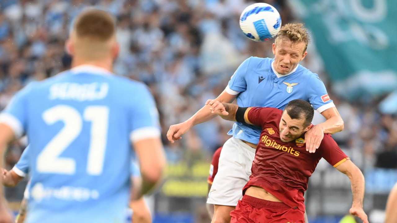 Lucas Leiva a contrasto nel derby