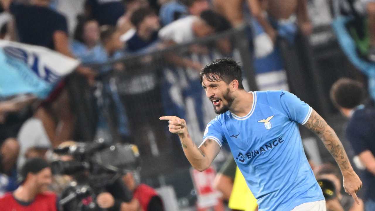 Luis alberto festeggia un goal