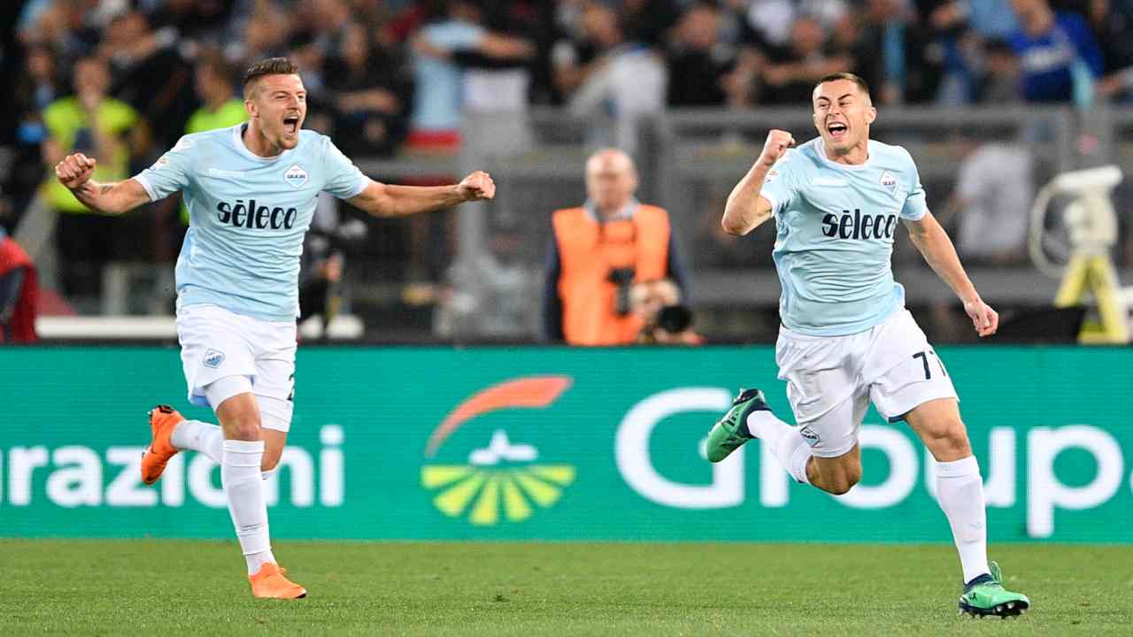 Milinkovic-Savic e Marusic esultano insieme dopo un goal