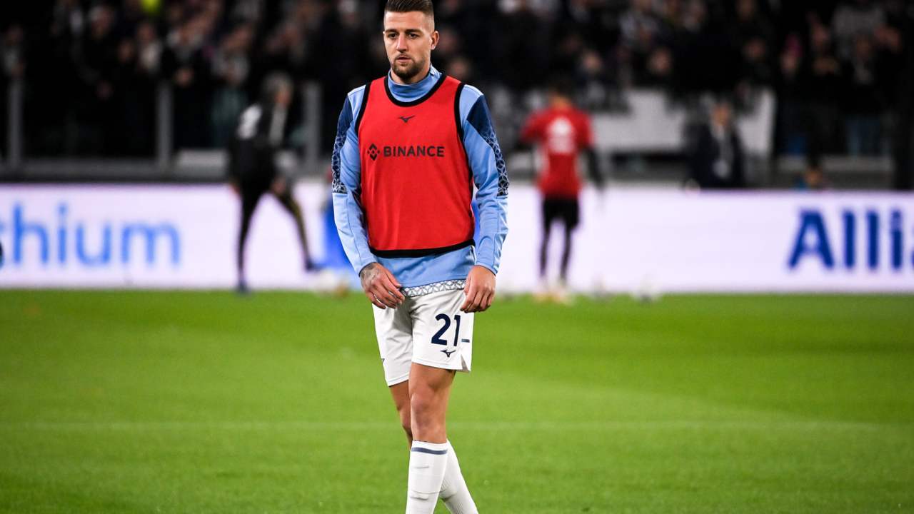 Sergej Milinkovic-Savic durante il riscaldamento prima di una partita