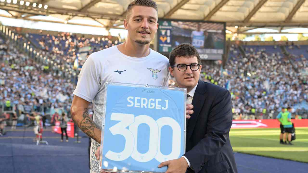 Sergej Milinkovic-Savic premiato dalla Lazio prima di una partita
