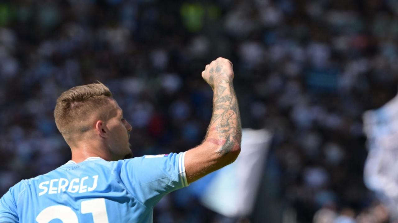 Sergej Milinkovic-Savic festeggia alzando il braccio al cielo