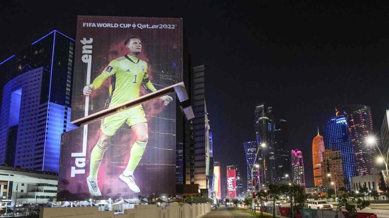 L'immagine di Neuer su un grattacielo a Doha