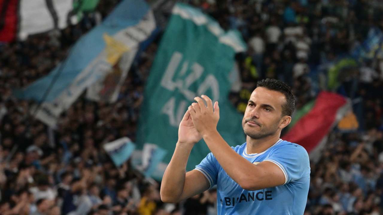 Pedro saluta i tifosi della Lazio