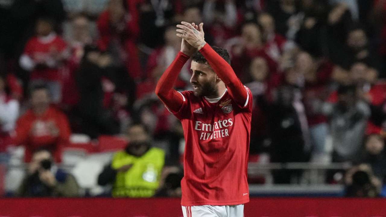 Rafa Silva applaude i tifosi del Benfica