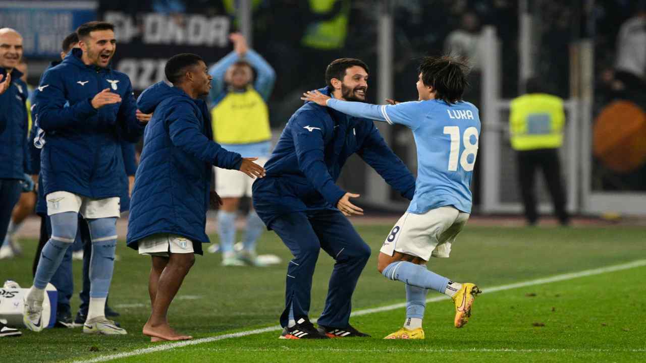 Romero gioisce con Luis Aberto dopo il gol al Monza. 